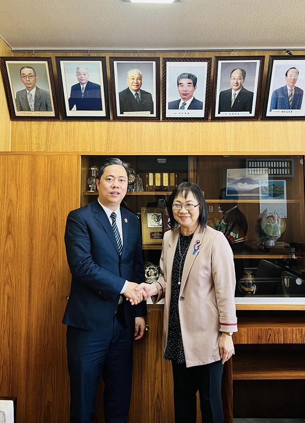 Ông Bùi Xuân Quảng Chủ tịch tập đoàn An Dương và bà Mitsuko Miyazawa - Thị trưởng thành phố Seirou.