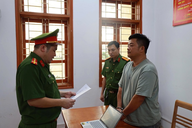 Vũ Hoàng Hải (tên thường gọi Hải SAPA TV) tại cơ quan công an. Ảnh: Công an tỉnh Lào Cai