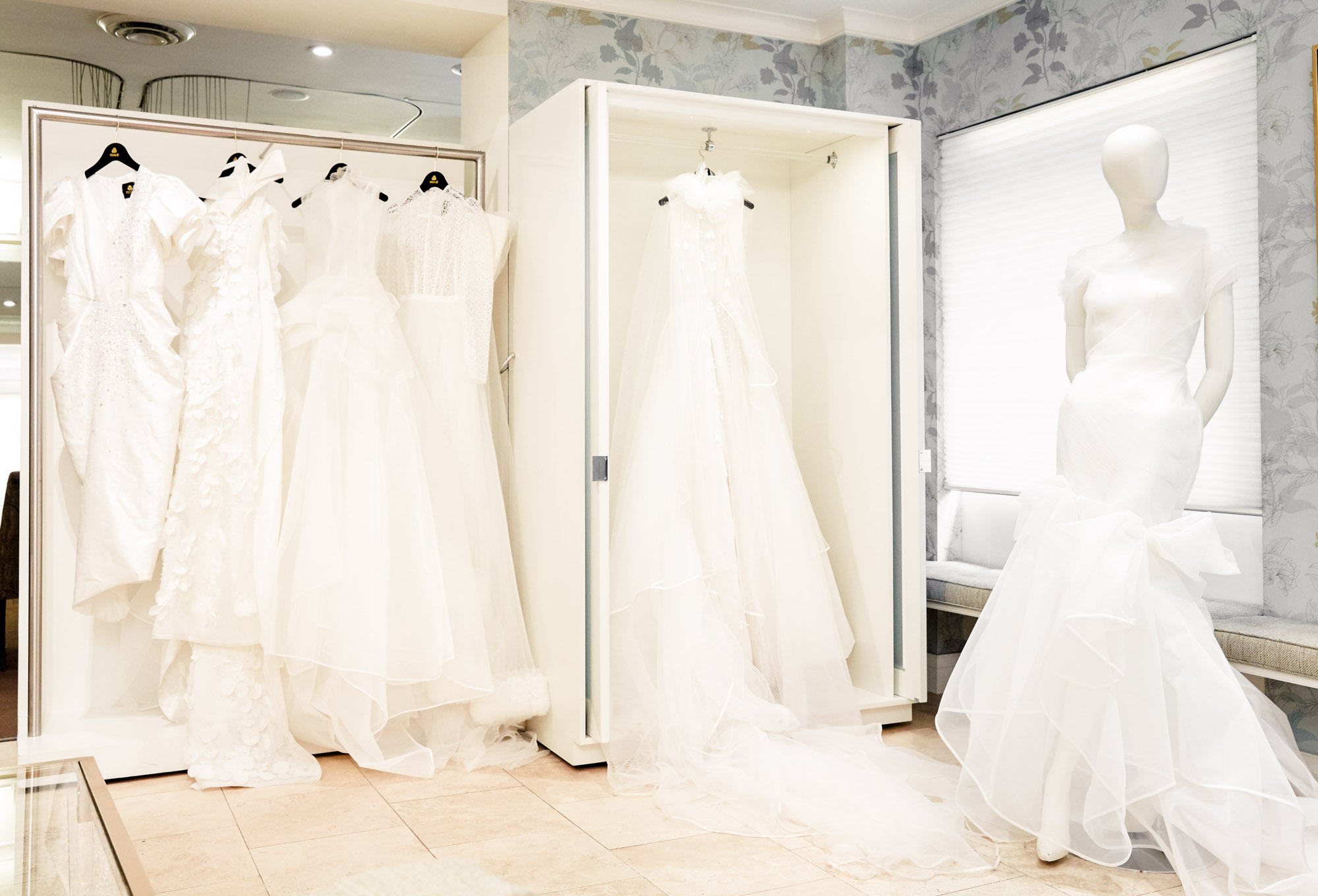 Bạn đang tìm kiếm chiếc váy cưới hoàn hảo cho mình? Hãy nhấn chuột vào hình ảnh và khám phá thế giới thời trang của Phương My Bridal. Với những thiết kế sang trọng và tinh tế, chúng tôi giúp bạn trở thành người đẹp nhất trong ngày trọng đại của mình.