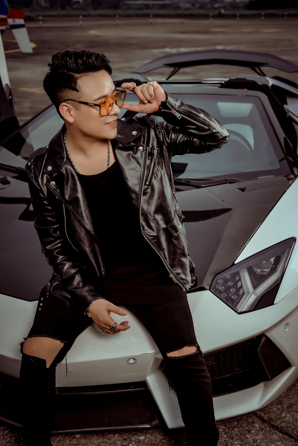 Rapper Ashi Khoe Vẻ Phong Trần Lãng Tử Bên “Siêu Bò Tót” Lamborghini 20 Tỷ