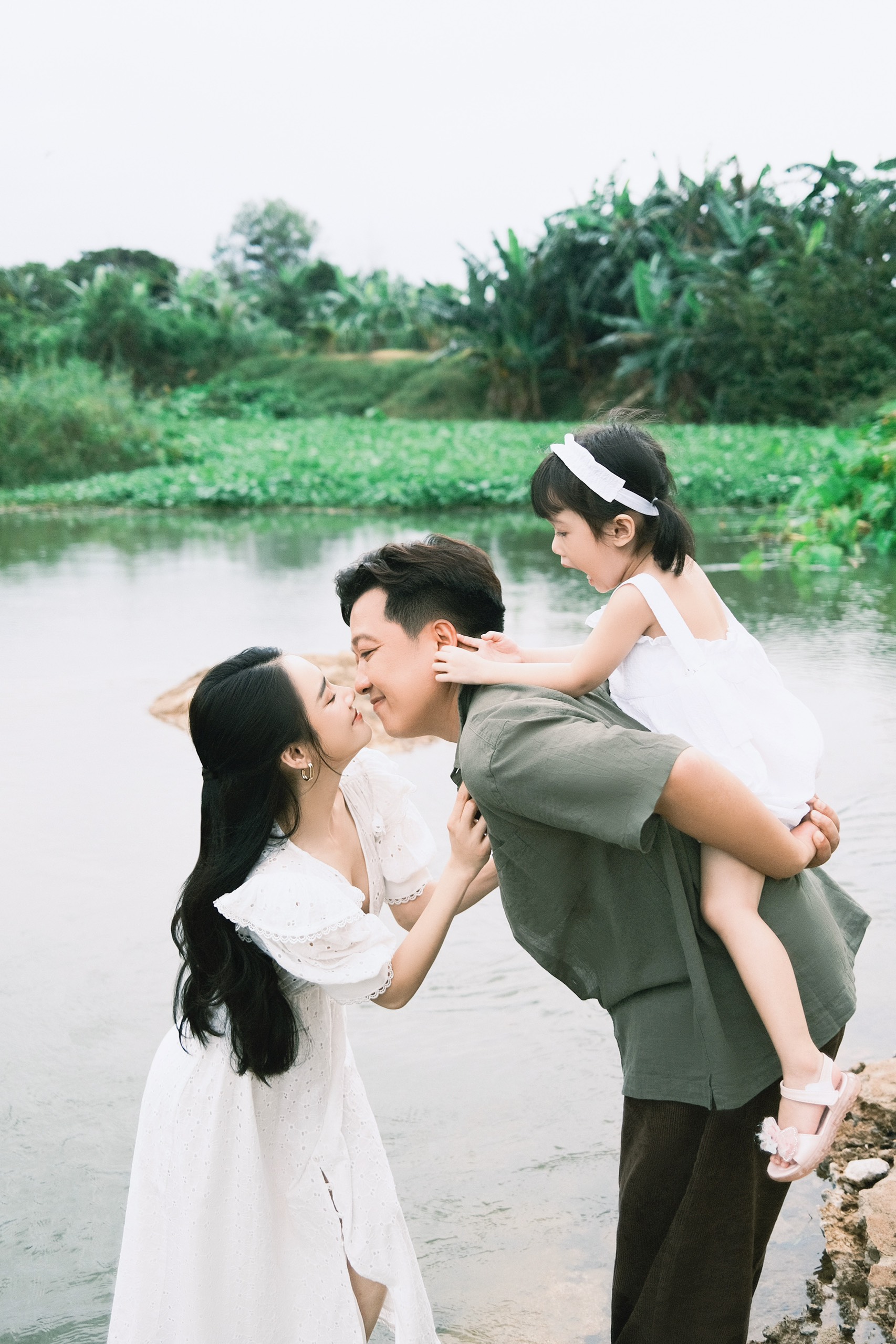 Việt Hương quấn khăn, Hoài Linh để tóc dài đến dự đám cưới của Mạc Văn Khoa