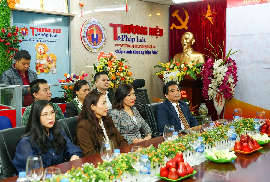 Tập thể cán bộ, phóng viên, Biên Tập viên Tạp chí điện tử Thương hiệu và Pháp luật cùng cán bộ Trung ương Hội Nghệ nhân và Thương hiệu Việt Nam.