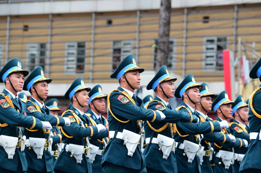 L&acirc;̀n lượt các&nbsp;khối diễu binh, diễu h&agrave;nh bắt đầu tiến v&agrave;o quảng trường.