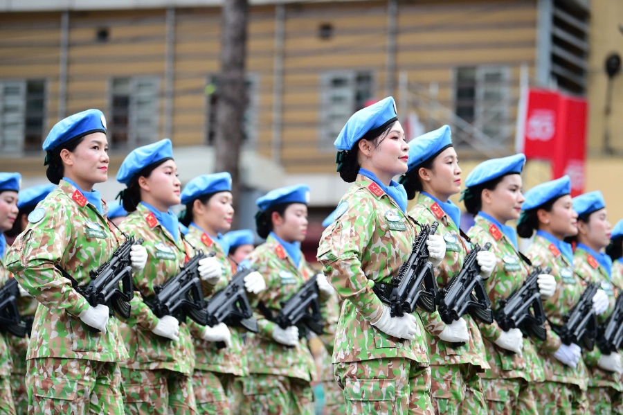 Khối nữ chiến sĩ G&igrave;n giữ h&ograve;a b&igrave;n