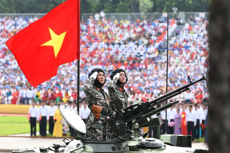 Khối xe ph&aacute;o qu&acirc;n sự thu h&uacute;t sự ch&uacute; &yacute; đặc biệt của người d&acirc;n