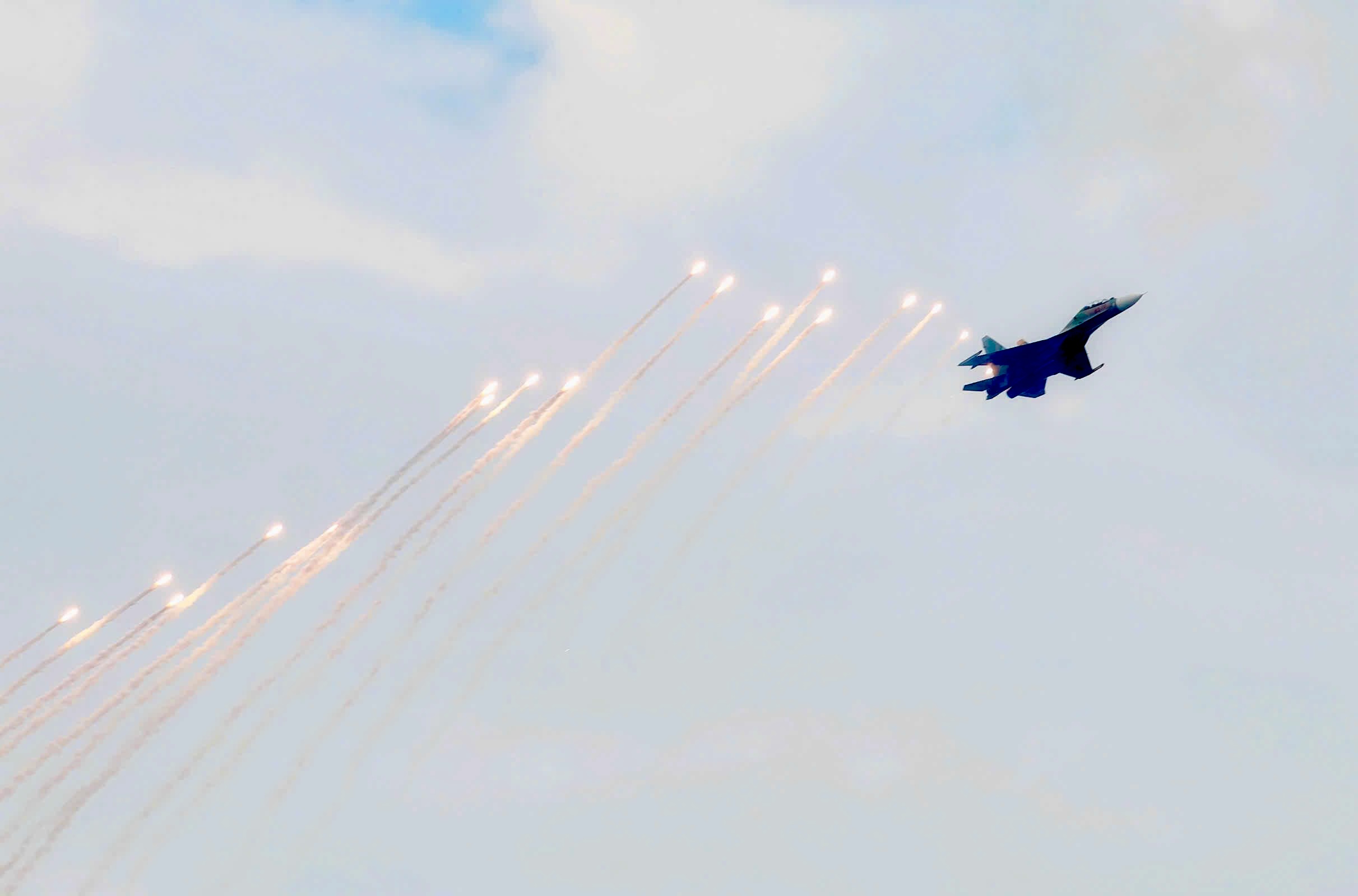 M&agrave;n tr&igrave;nh diễn đầy ấn tượng của c&aacute;c đội h&igrave;nh m&aacute;y bay vận tải Casa C-295 v&agrave; C212i, huấn luyện Yak-130 v&agrave; L-39NG, m&aacute;y bay ti&ecirc;m k&iacute;ch đa năng si&ecirc;u &acirc;m hiện đại Su-30MK2, đặc biệt l&agrave; phần thả đạn nhiễu.