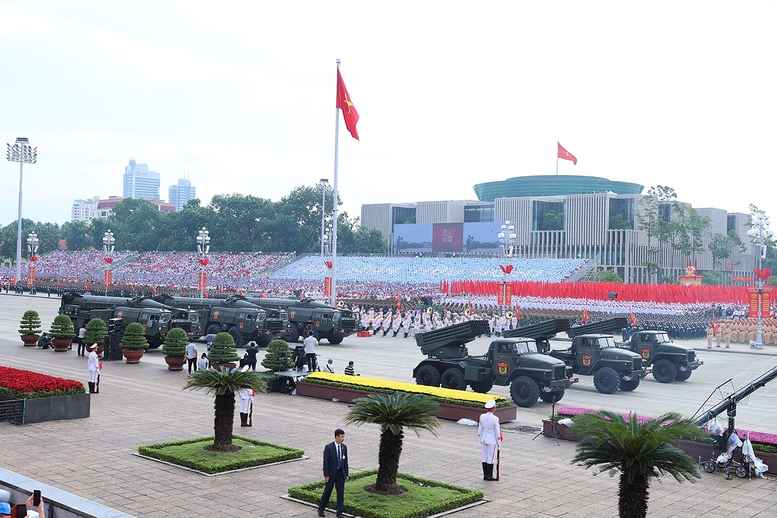 Đội h&igrave;nh ph&aacute;o phản lực BM-21, t&ecirc;n lửa chiến lược Scud-B - Ảnh: VGP/Nhật Bắc