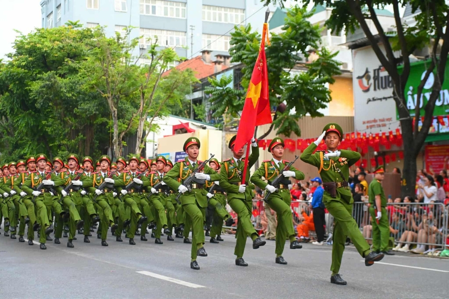 Khối C&ocirc;ng an nh&acirc;n d&acirc;n &ndash; B&igrave;nh y&ecirc;n từ những bước ch&acirc;n kỷ luật.&nbsp;C&aacute;c chiến sĩ trong sắc phục trang nghi&ecirc;m, gương mặt ki&ecirc;n nghị, mắt nh&igrave;n thẳng. Mỗi bước ch&acirc;n l&agrave; lời khẳng định: bảo vệ an ninh, trật tự v&agrave; sự b&igrave;nh y&ecirc;n cho nh&acirc;n d&acirc;n. Ngu&ocirc;̀n ảnh: VnEconomy