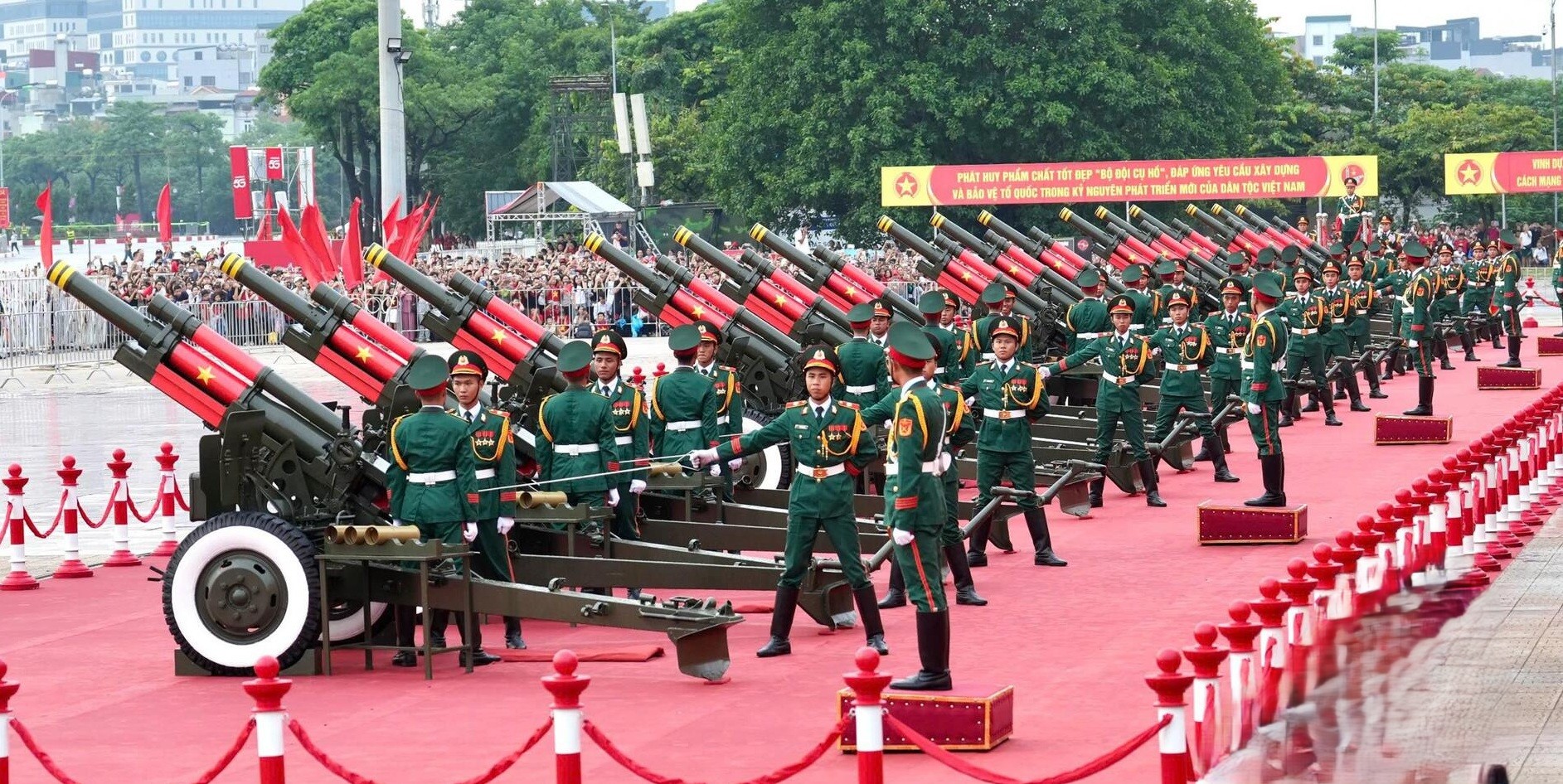 Đ&uacute;ng 6h45, từ S&acirc;n vận động quốc gia Mỹ Đ&igrave;nh, c&aacute;n bộ, chiến sĩ Lữ đo&agrave;n Ph&aacute;o binh 45 thuộc Bộ Tư lệnh Ph&aacute;o binh - T&ecirc;n lửa đ&atilde; khai hỏa 21 ph&aacute;t đại b&aacute;c rền vang, b&aacute;o hiệu buổi tổng duyệt bắt đầu.&nbsp;