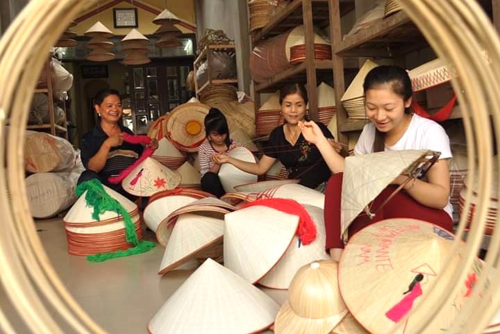 Nghề nón mũ lá đã được truyền lại qua nhiều thế hệ trong lịch sử của người dân Việt Nam. Là một trong những nghề rất đẹp và tái hiện lại sức sống của truyền thống dân tộc. Bức tranh về nghề này đang chờ đón bạn.