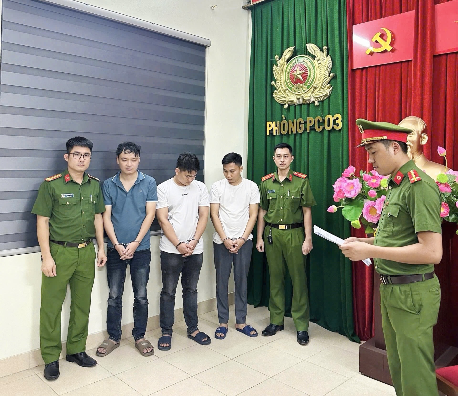 Bùi Anh Tuấn, Lê Công Tú và Chu Hữu Kiên Sơn (từ trái sang phải) bị khởi tố về hành vi buôn bán hàng giả. Ảnh: CA Tuyên Quang