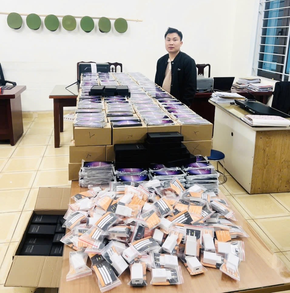 Chu Hữu Kiên Sơn cùng tang vật bị Cơ quan Công an thu giữ.