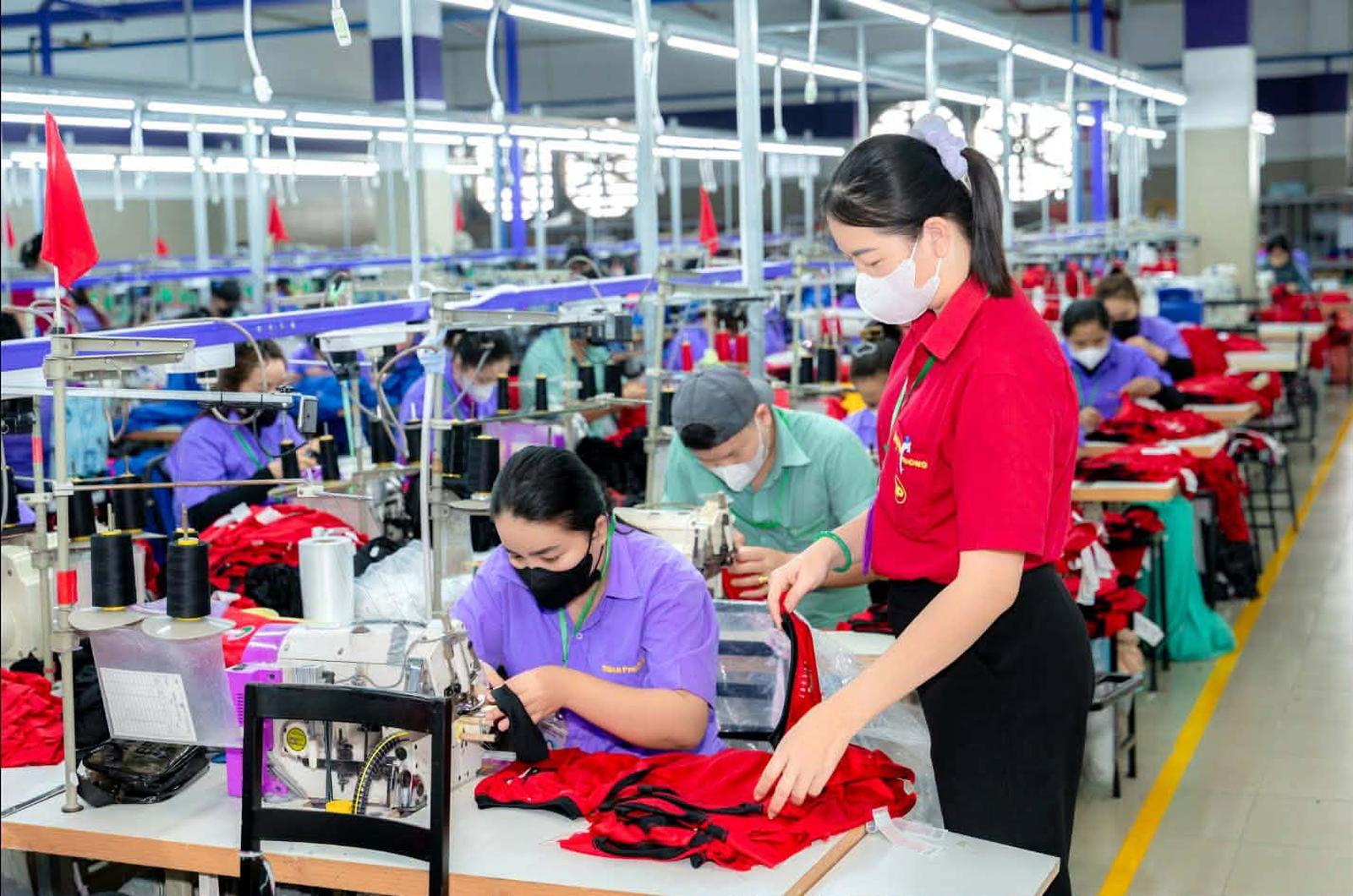 Mức lương tối thiểu phải được điều chỉnh trên cơ sở mức sống tối thiểu của người lao động và gia đình họ. (Ảnh: Quý Đức)