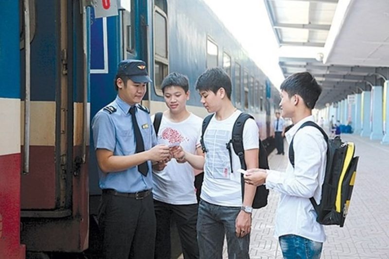 Giảm giá vé tàu cho tân sinh viên nhập học góp phần động viên tinh thần cho các tân sinh viên. (Ảnh minh họa)