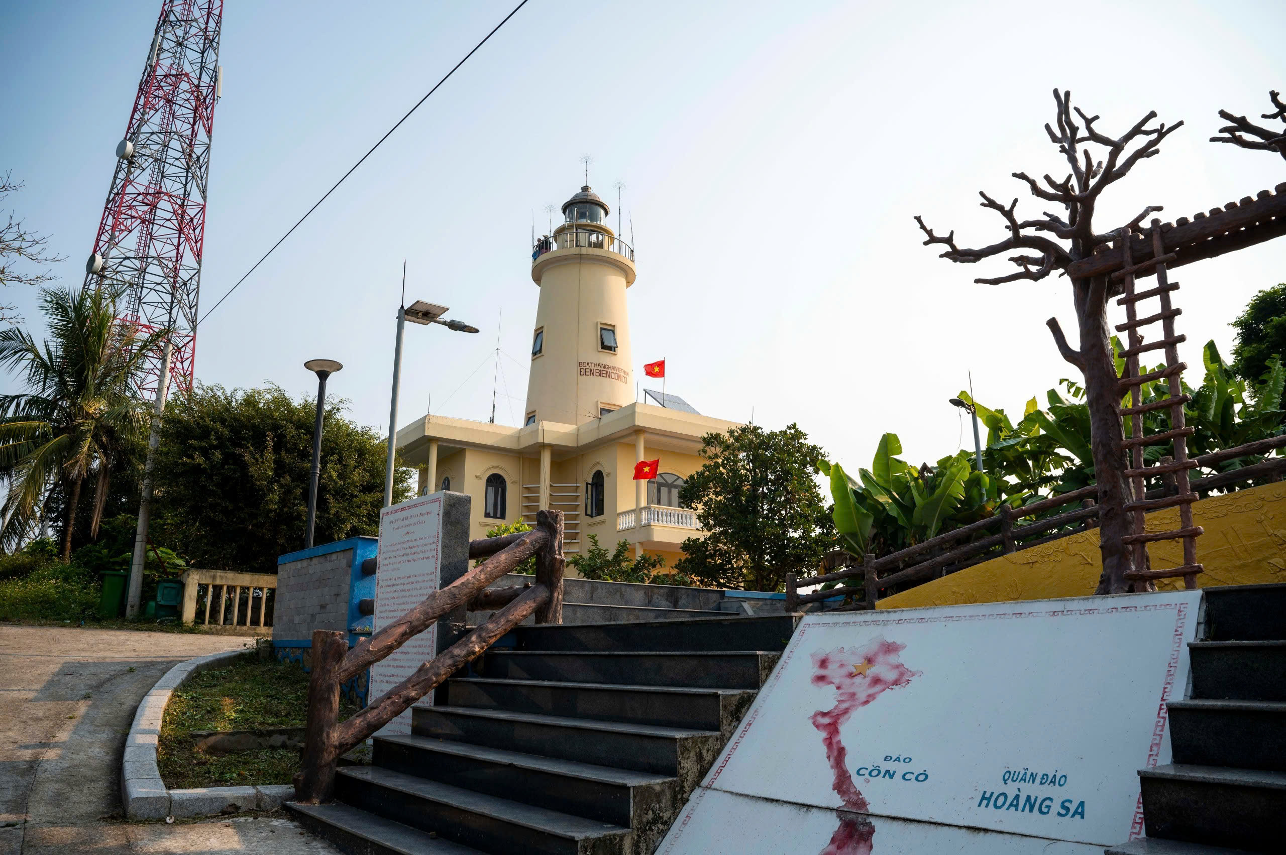   L&agrave; nơi ghi dấu những năm th&aacute;ng lịch sử chiến đấu anh h&ugrave;ng của d&acirc;n tộc để bảo vệ chủ quyền biển đảo thi&ecirc;ng li&ecirc;ng của Tổ quốc, ng&agrave;y nay, đảo Cồn Cỏ, tỉnh Quảng Trị c&ograve;n l&agrave; một điểm đến du lịch l&yacute; tưởng cho những ai muốn tho&aacute;t khỏi cuộc sống đ&ocirc; thị ồn &agrave;o, h&ograve;a m&igrave;nh v&agrave;o cuộc sống trong l&agrave;nh v&agrave; y&ecirc;n b&igrave;nh.  