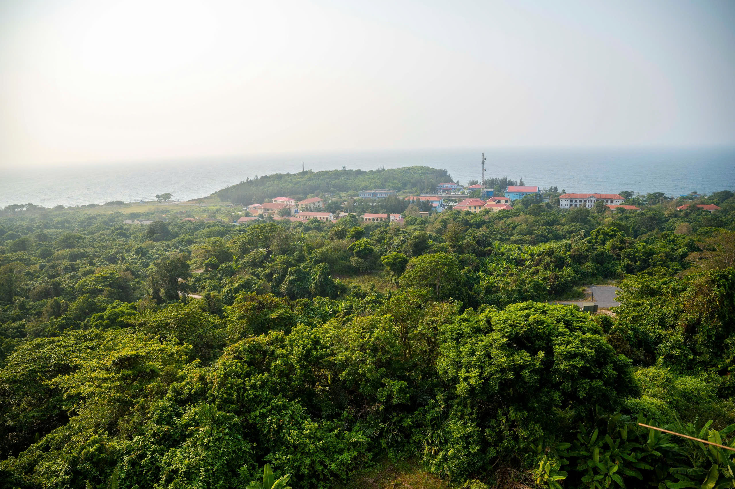  B&agrave;i to&aacute;n đặt ra đối với Cồn Cỏ kh&ocirc;ng chỉ l&agrave; thu h&uacute;t du kh&aacute;ch hay gia tăng nguồn&nbsp;thu kinh tế, m&agrave; l&agrave; kiến tạo một m&ocirc; h&igrave;nh ph&aacute;t triển h&agrave;i h&ograve;a giữa kinh tế &ndash; du lịch &ndash;&nbsp;m&ocirc;i trường &ndash; cộng đồng.  