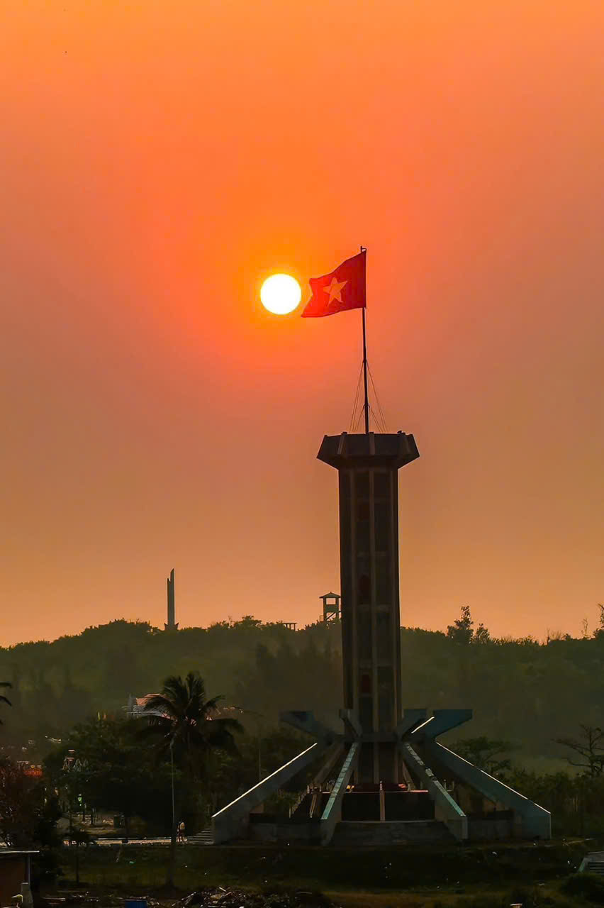   Cột cờ tr&ecirc;n đảo Cồn Cỏ cao 38,8m với l&aacute; Quốc kỳ rộng 24m&shy;2.&nbsp;Đ&acirc;y l&agrave; một trong những cột cờ được xếp v&agrave;o loại lớn tr&ecirc;n c&aacute;c đảo ven biển Việt Nam  